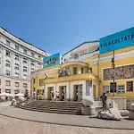 Historic Grace, Classical Apartment At Corvin