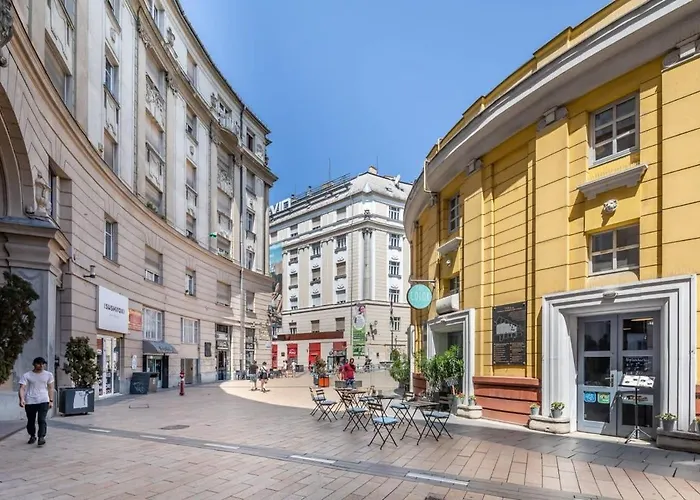 Historic Grace, Classical Apartment At Corvin