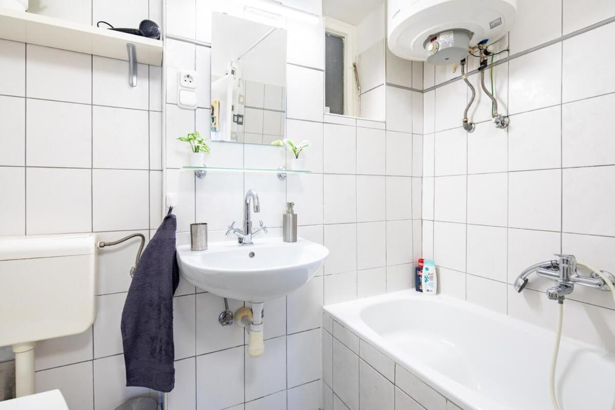 Apartment Historic Grace, Classical At Corvin