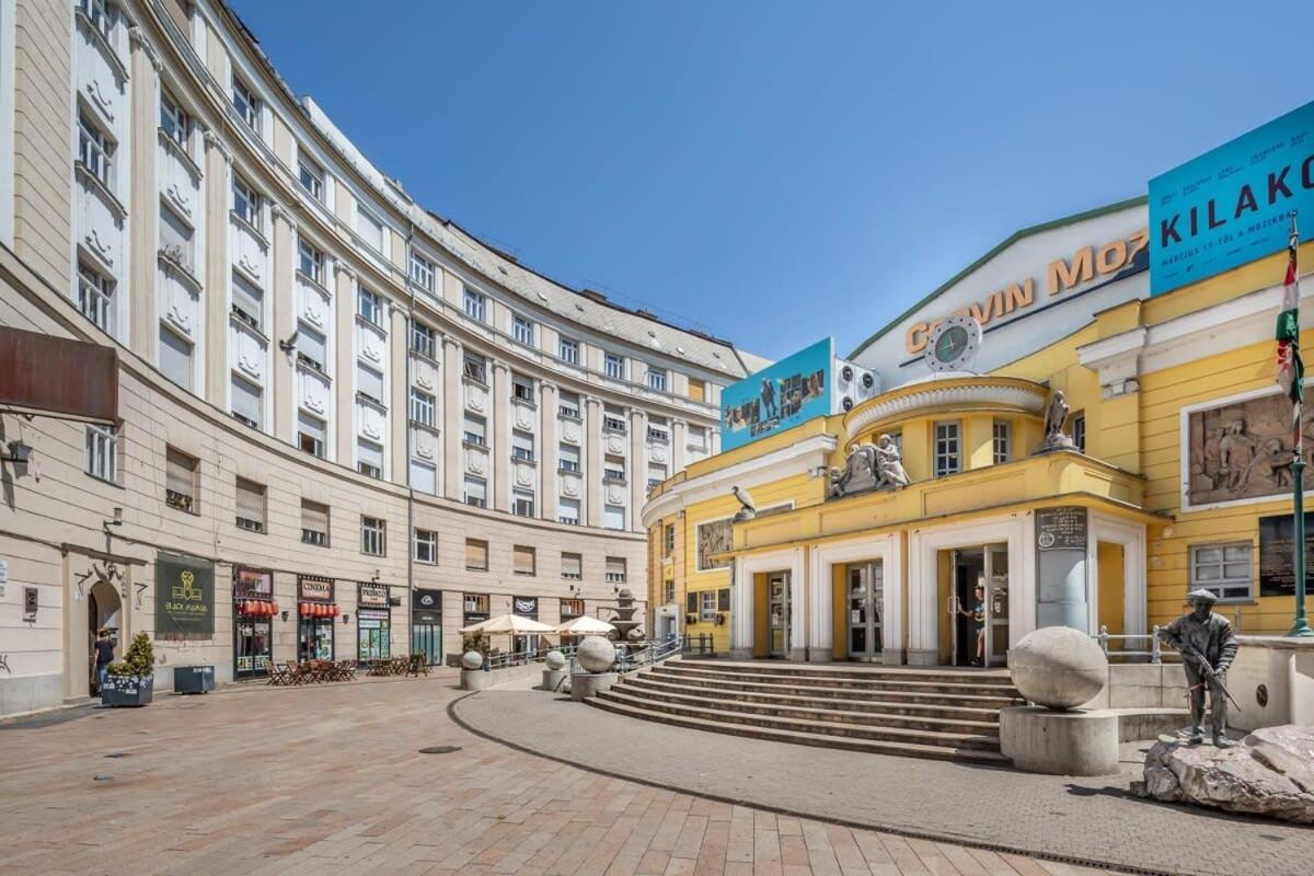Historic Grace, Classical At Corvin Apartment