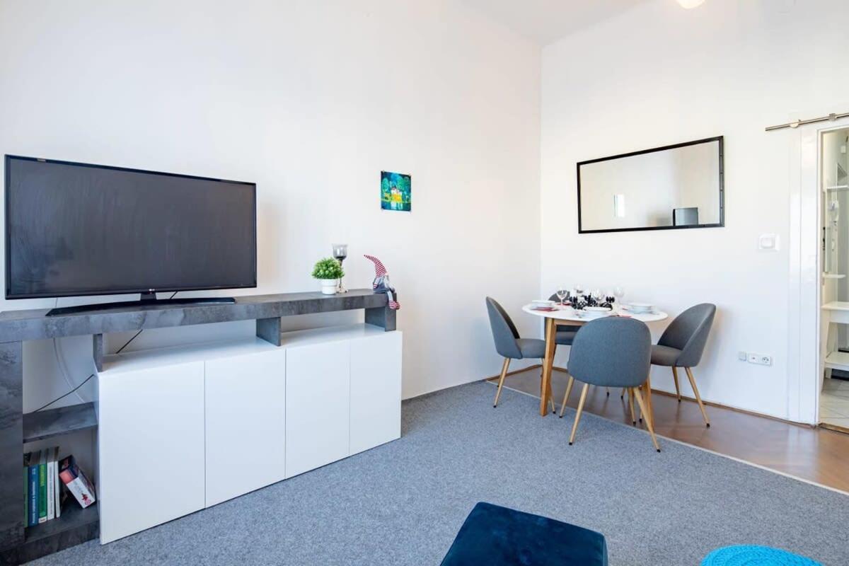 Historic Grace, Classical At Corvin Apartment Budapest