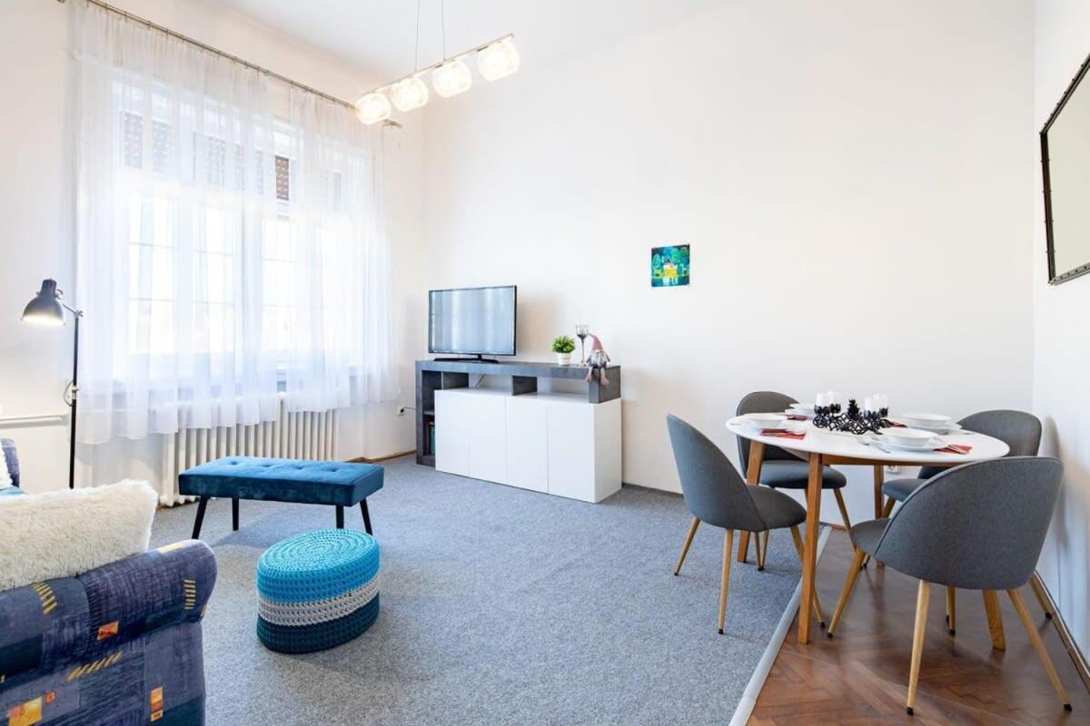 Apartment Historic Grace, Classical At Corvin *